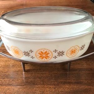 Pyrex ~Town and Country casserole w lid & Trivot